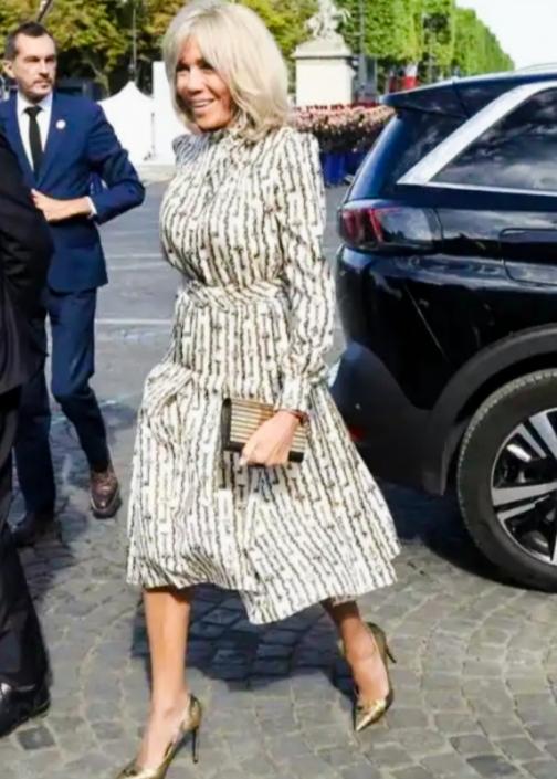 马克龙妻子布丽吉特为了漂亮的形象，也是很拼啊！
布丽吉特穿着细跟高跟鞋👠，看上