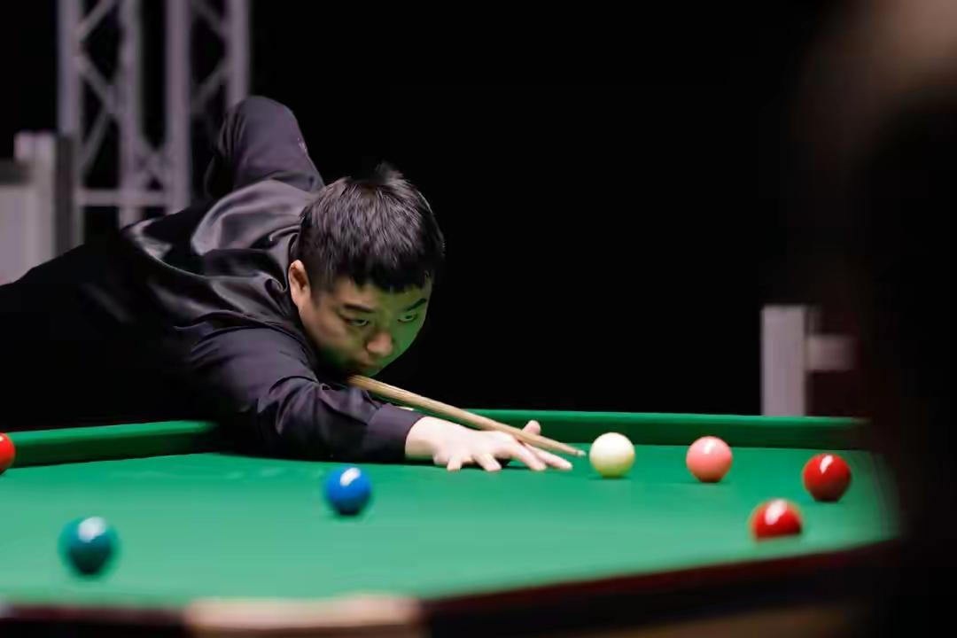 今日凌晨，斯诺克世锦赛16强的最后一张入场券的争夺仍成胶着状态，中国选手庞俊旭与
