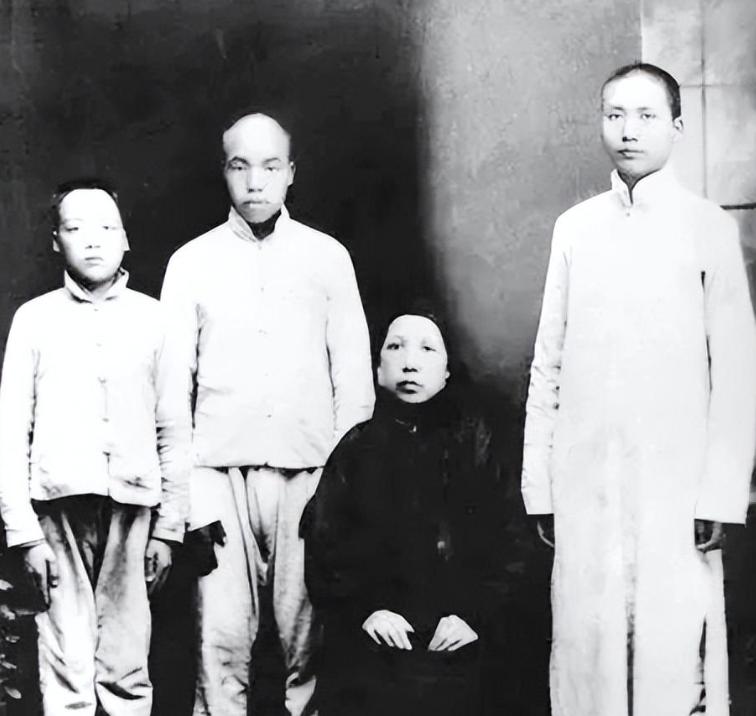 此人曾当众批评毛主席，主席被说得哑口无言，蹲在一旁抽闷烟

1928年，毛泽覃跟