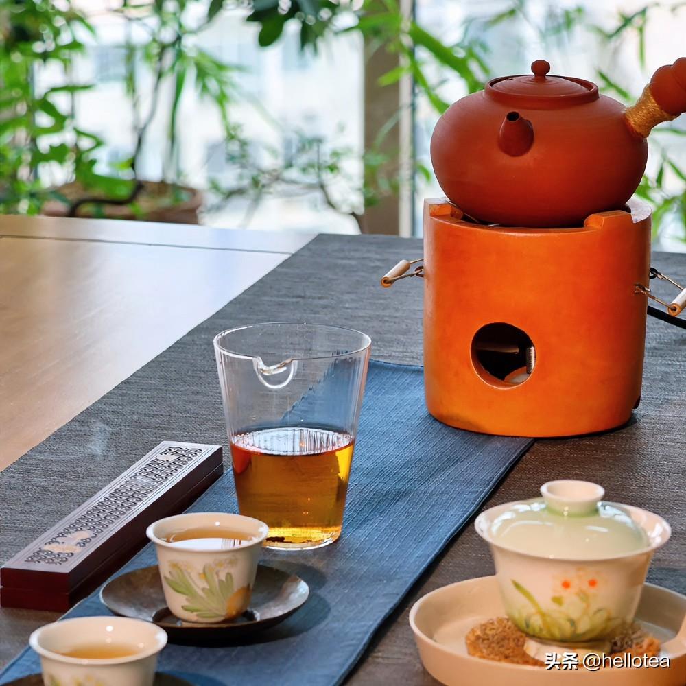 《拗律·茶道》
沸汤倾盏意无涯，叶展青瓷似岁华。
苦尽甘回终有日，悲消喜至始知天