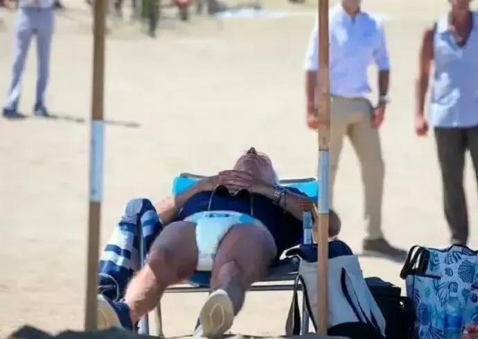 拜登是美国历任总统中休假天数最多的一个了。当夏威夷大火原住民小镇烧成灰烬的时候，