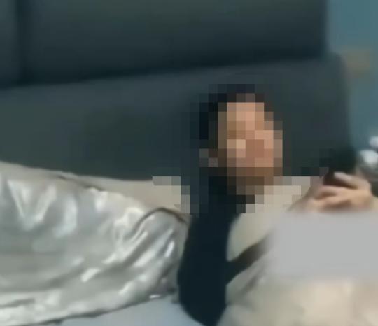 浙江宁波，女子怀疑丈夫外面有其他女人，开始熬夜蹲守，盯着丈夫不让他乱来，有时熬到