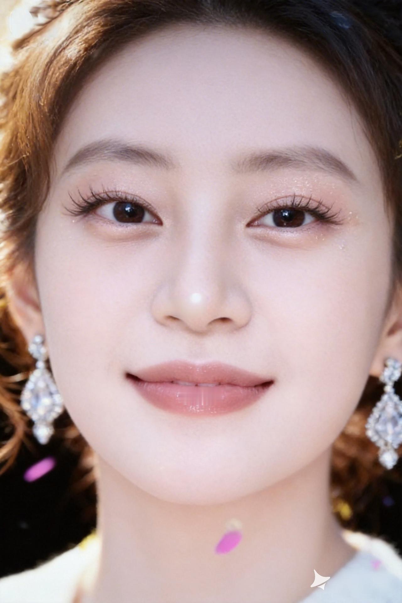 温柔甜美的微笑，闪耀的耳环，梦幻的妆容，宛如童话中的公主。