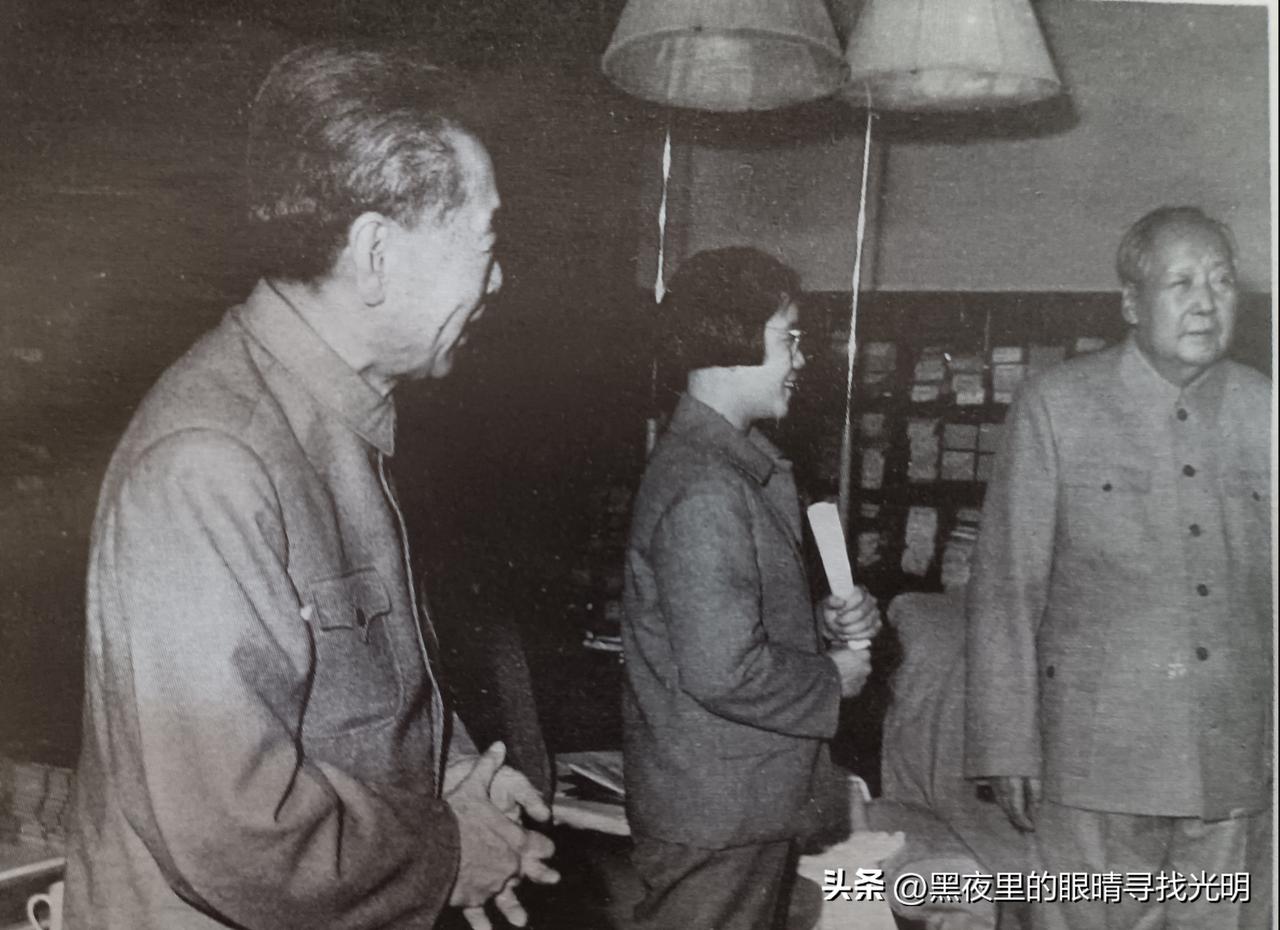 1974：患病的毛主席听说外宾来了执意站起来！

看了这张照片，心里不由一阵心酸
