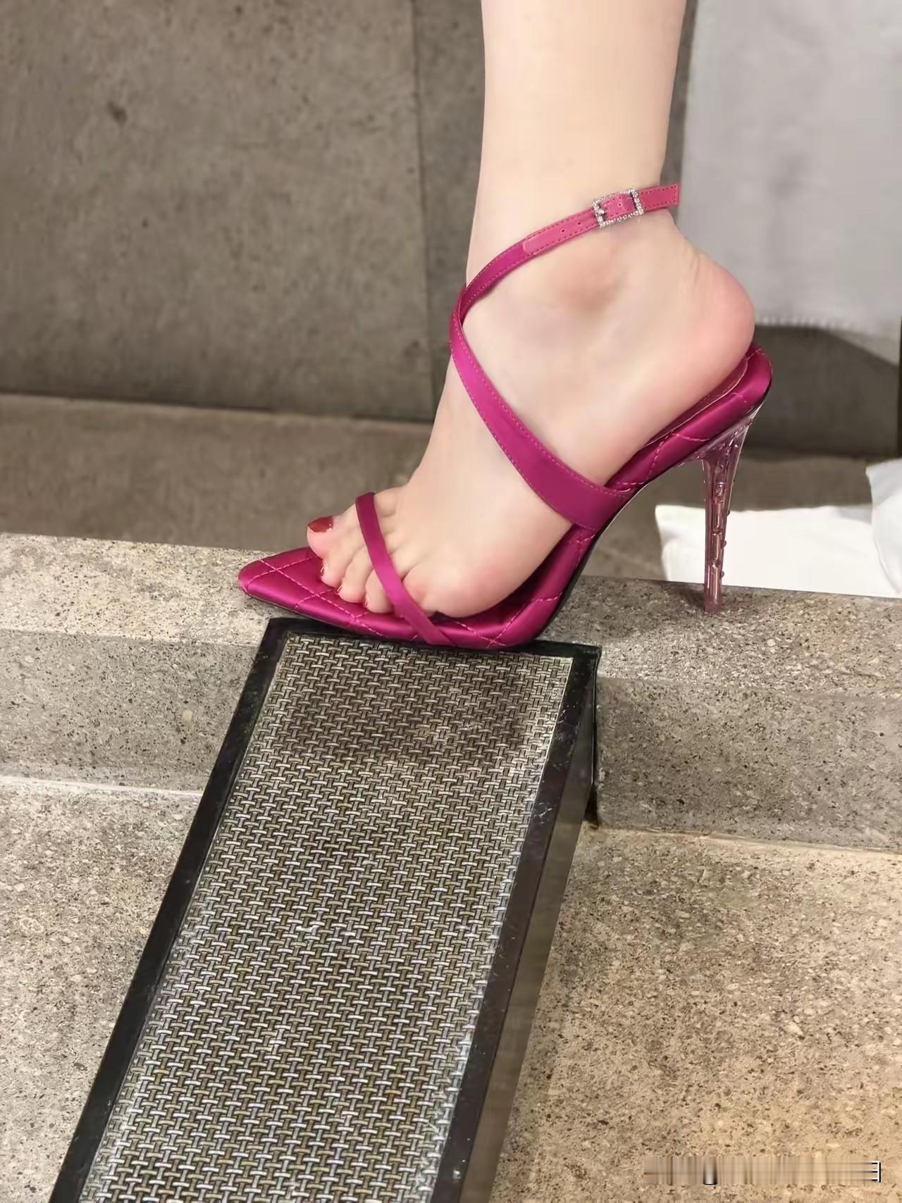 选择一双什么样的高跟鞋好看?尖头细跟高跟鞋👠太美了，太好看，爱了爱了！网图侵删
