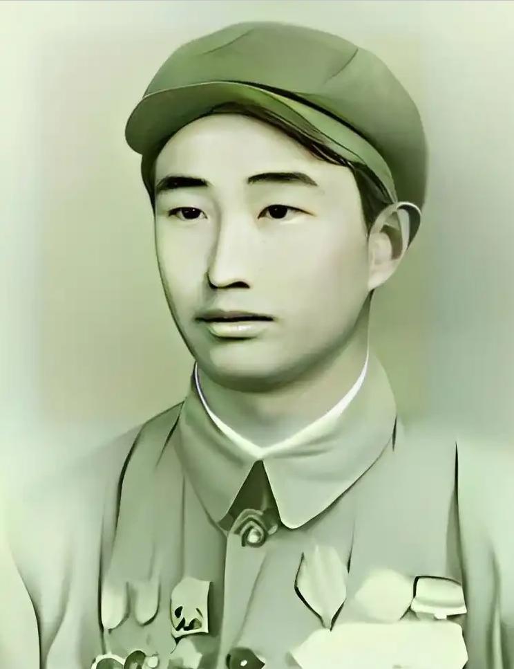 1943年，日军空袭时，18岁战士宋岭春仰面躲在草丛里，看飞行员探头出来，当敌机