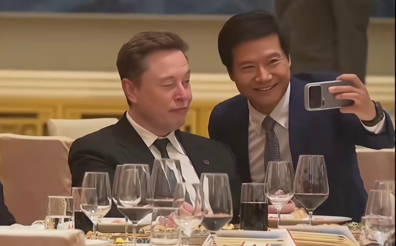 雷军找马斯克合影这幕怎么感觉这么好笑 