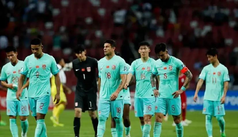 中国男足需要调整，张琳芃继续出战新加坡，11人首发没有变化。
第一，442阵型，