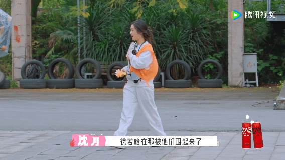沈月打不过也要护着徐若晗 我们女孩子的友谊就是这样的美好呀~沈月自己明明都小小一