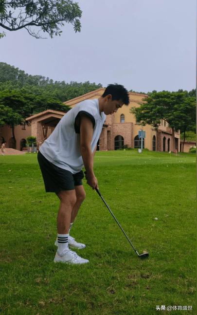 林葳这是忙里偷闲啊！刚在逐梦NBA的路上迈出第一步，就更新社媒分享打高尔夫的照片