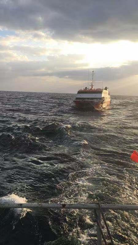 浙江渔民在东海捕鱼时，发现了一艘无人的豪华游轮，于是便将其拖了回来，还发朋友圈表