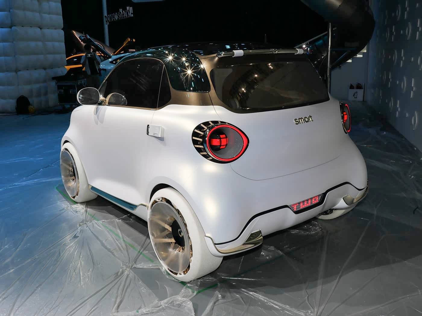 新车 其实我小时候住的胡同里有不少SMART，我觉得消费SMART的人心态是告诉