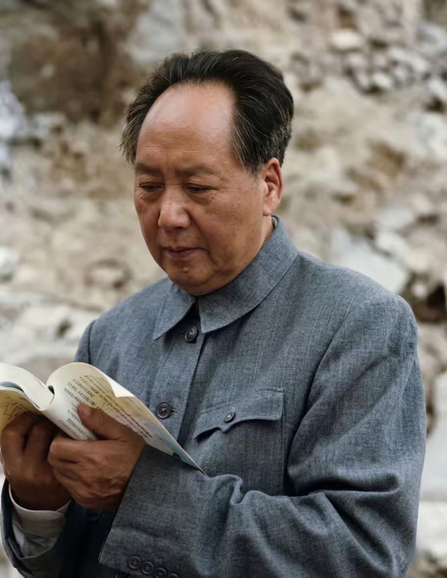 毛主席评《三国演义》：不止小说，更是兵法与政略
 
毛主席一生熟读《三国演义》，