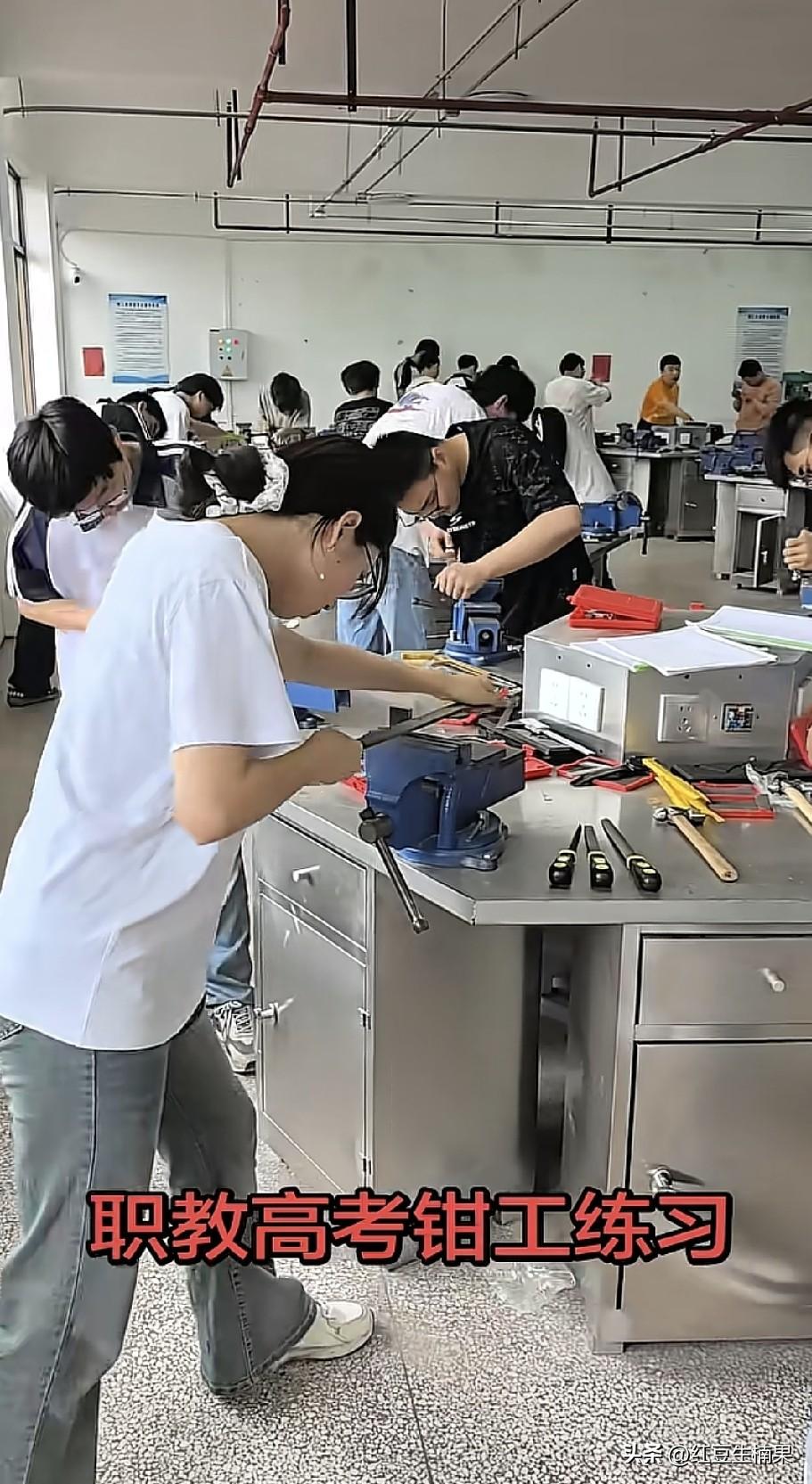 职业技术学校升学班的钳工练习，居然还有一位女孩子，难得一见啊！这可是钳工专业。