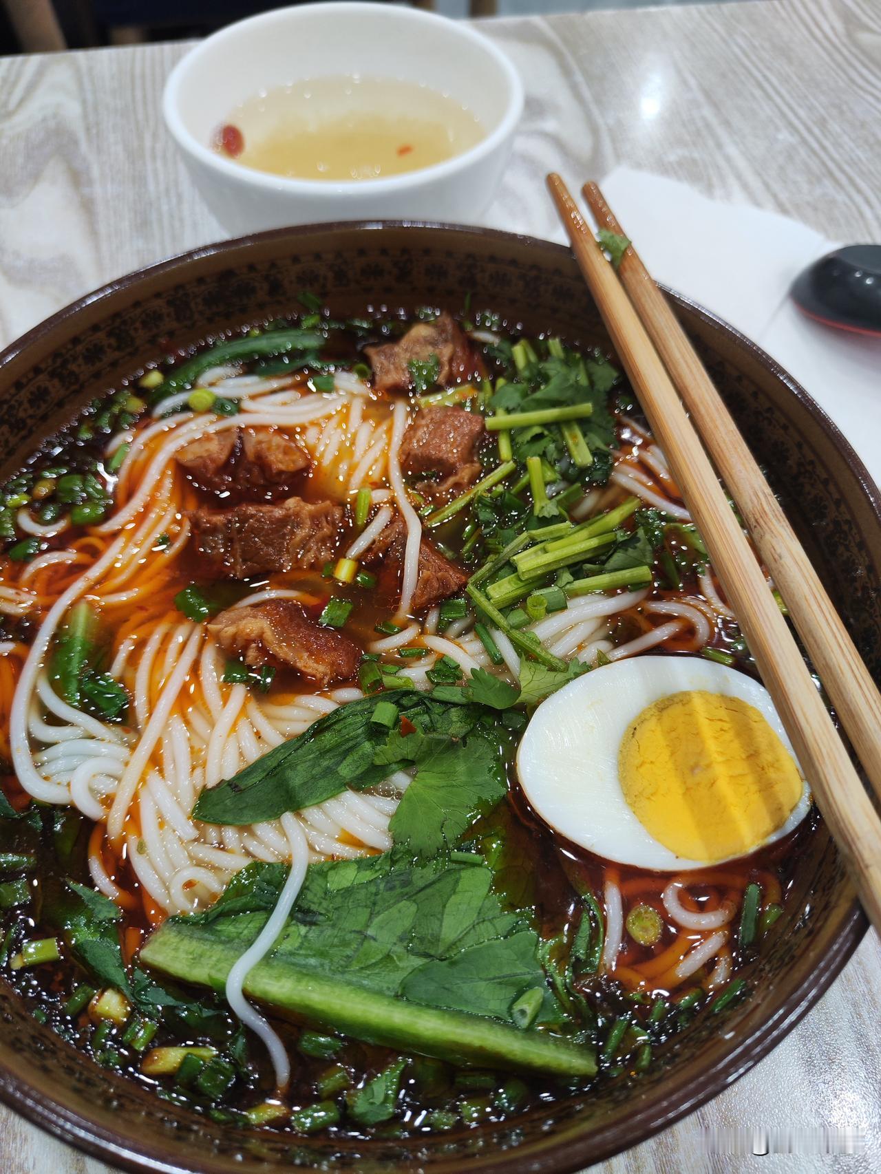 前天回老家，碰上六队老七。小学同学。先一看没有认出来，说了几句话才知道是他。
他