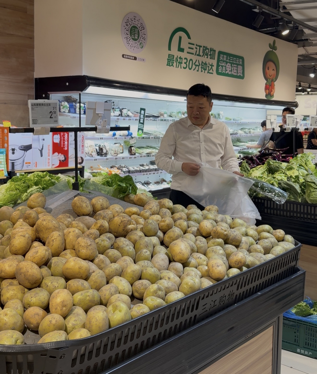 台风逼近宁波商超迎来囤货热潮商家呼吁市民理性采购 台风“巴威”将至，宁波市民掀起