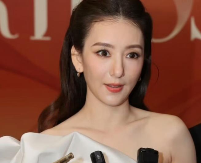 郭晶晶粤语说得很溜，而且郭晶晶比她忙太多了，一个字不求上进，不爱学！
 
所以没