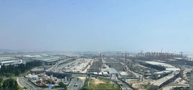 福州机场二期建设最新全景实拍图。航站楼进入钢结构屋盖施工阶段，预计9月底完成屋盖