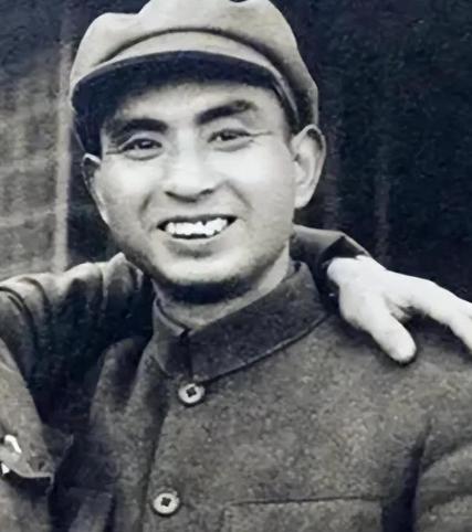 1949年11月，解放军司令员杨勇刚回到房中，马上就被人用枪抵在了后脑勺上，再一