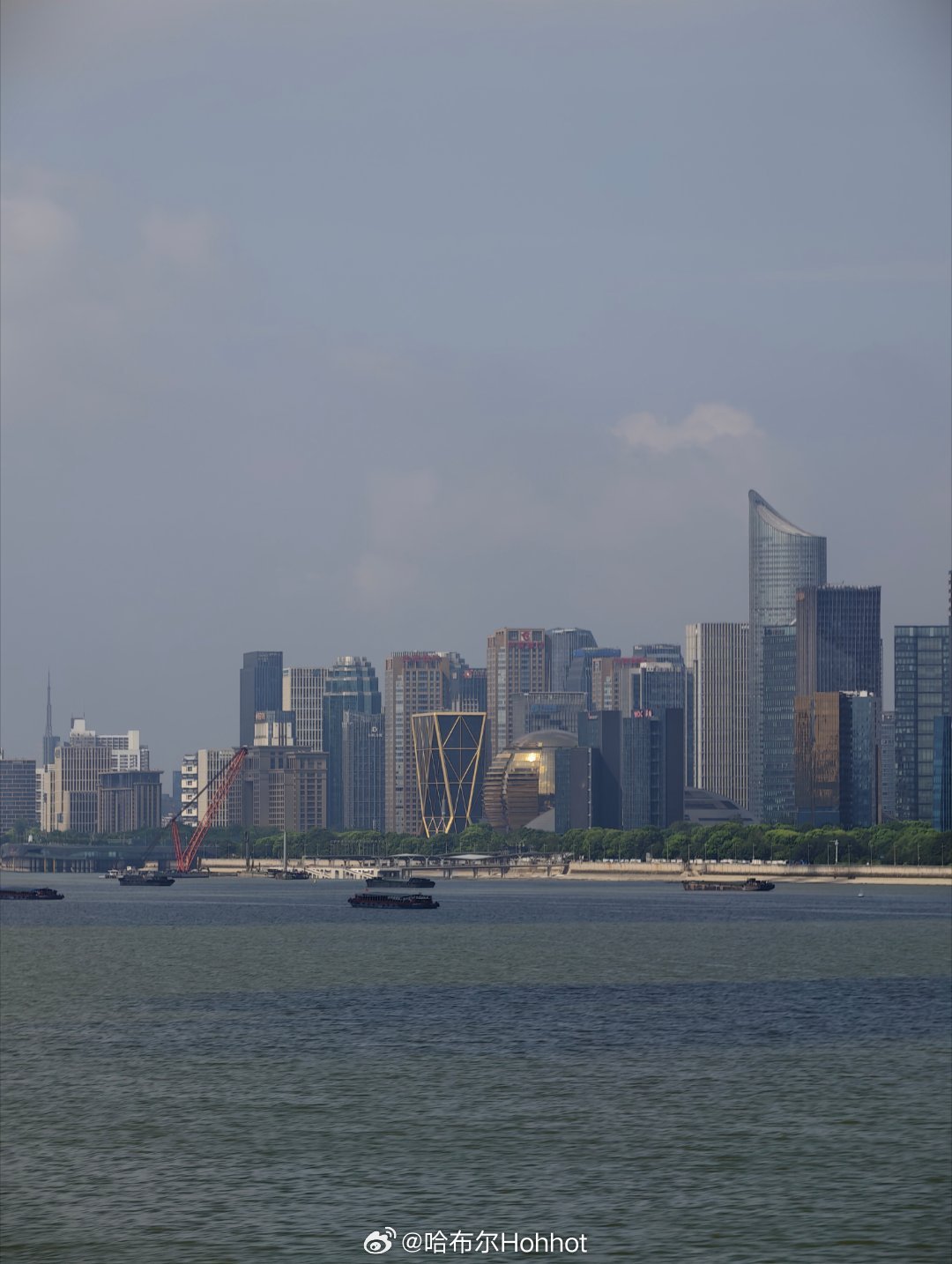 高铁一路过来，都是办过田径 赛事的地方。哈布尔的随行拍 ​​​