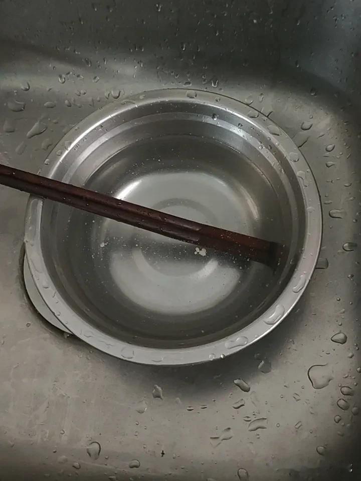 收工回来看到厨房洗手盆里又堆着中午吃饭的饭盆，这孩子现在是越来越不愿意动手了，早