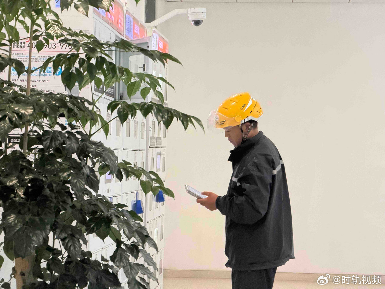 【宁波外卖服务陆续恢复 ，平台启动恶劣天气配送保护机制】8月10日，记者从美团外