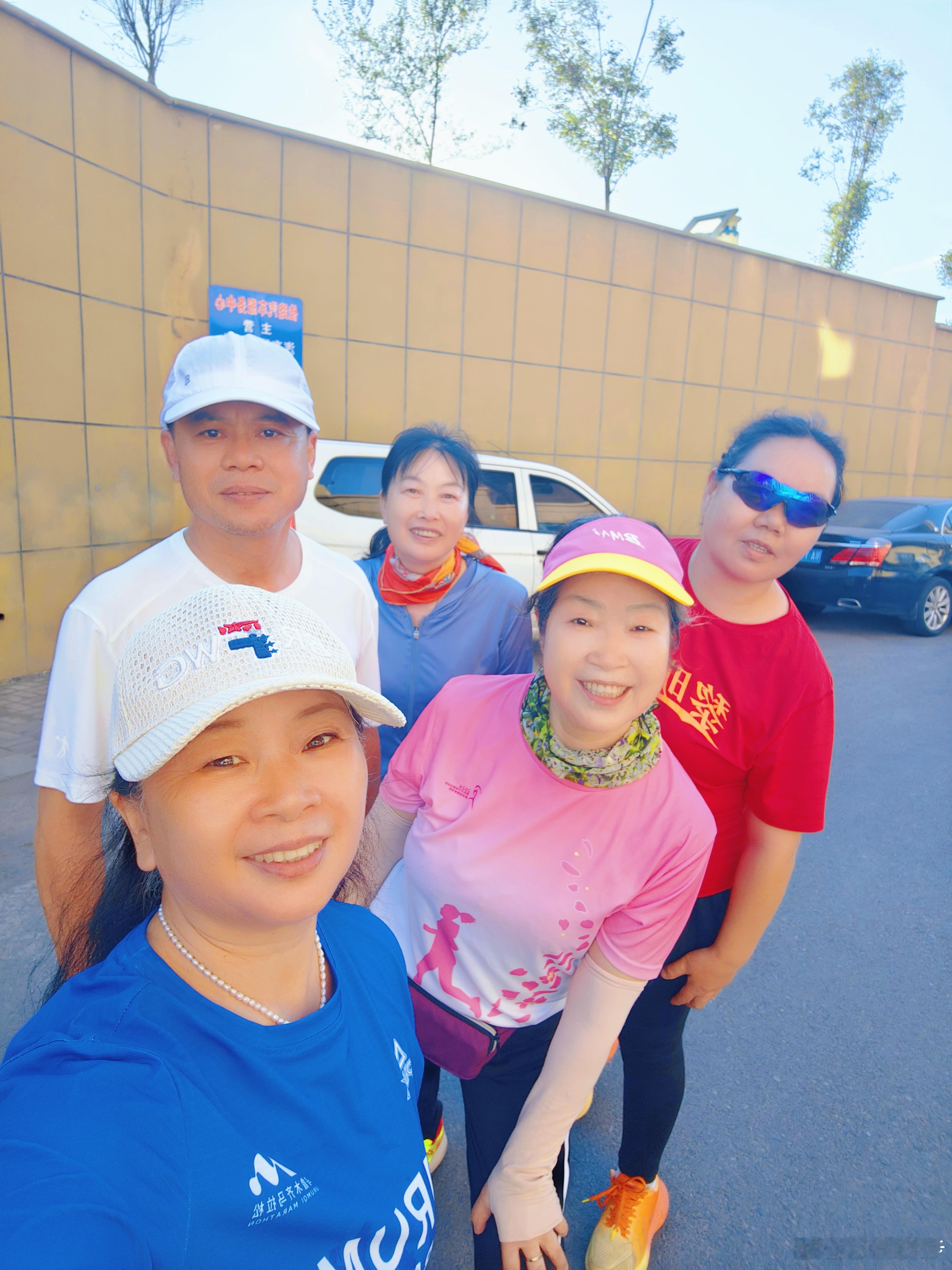 乌鲁木齐市黎明脚步晨跑分享：追光而行，步履生风，黎明脚步，向阳而生。 
