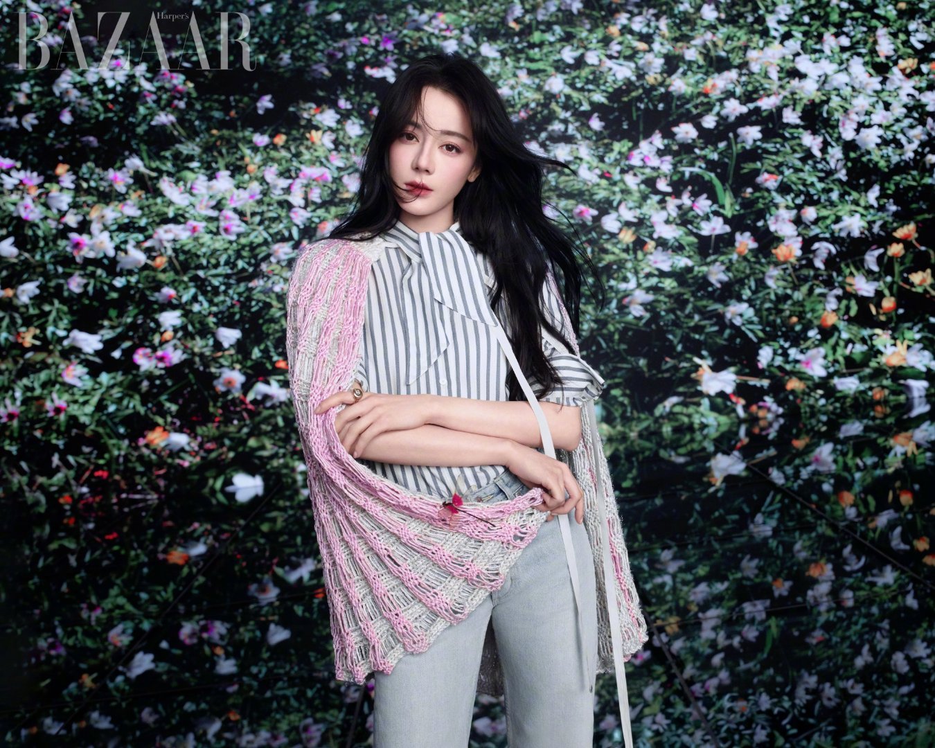 时尚与个性的完美融合。她用灵动的眼神和舒展的姿态，赋予每一套造型鲜活的生命力，背