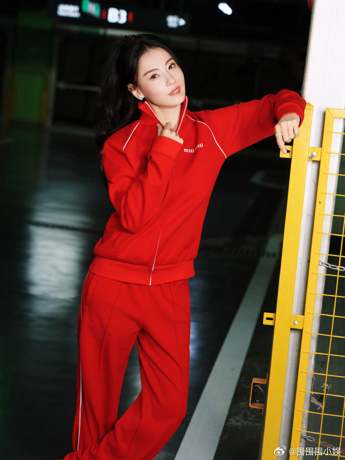 张柏芝元宵营业照张柏芝的元宵节营业照太可了！红装造型又美又飒，完全把那种喜庆和力