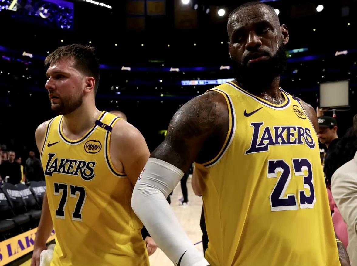 其实跟东契奇最搭配的后卫
是雄鹿冠军那一年的米德尔顿霍乐迪，或者凯子夺冠的小白怀