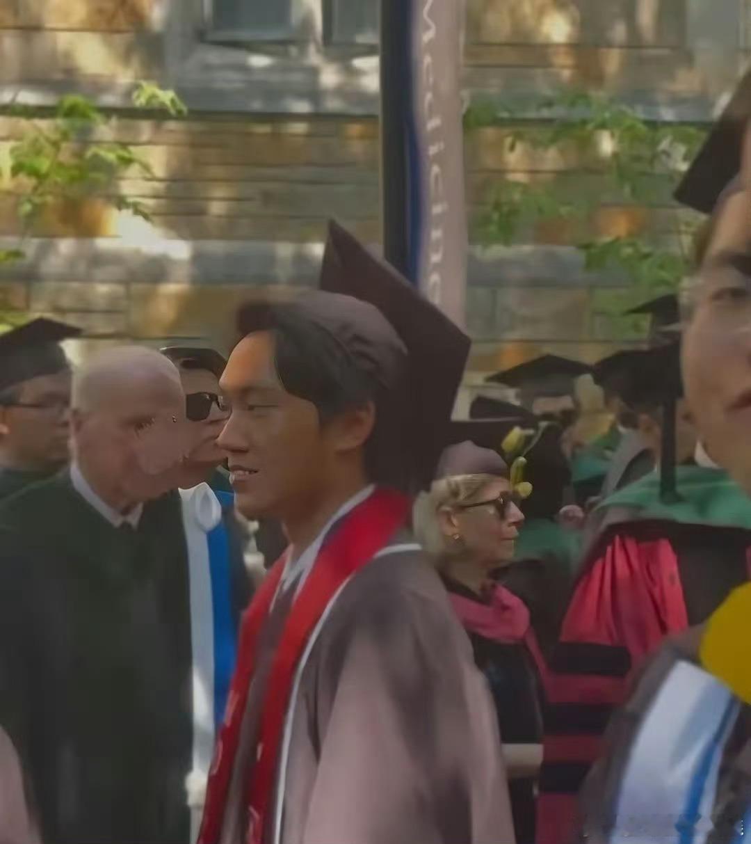 张艺谋二儿子耶鲁大学毕业张艺谋陈婷参加二儿子耶鲁毕业典礼 张艺谋二儿子耶鲁大学毕