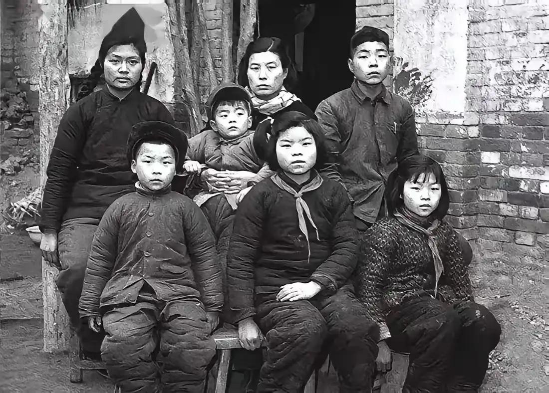 1965年，焦裕禄病逝一年后，遗孀徐俊雅带着六个孩子在老宅门前留下的一张合影，焦