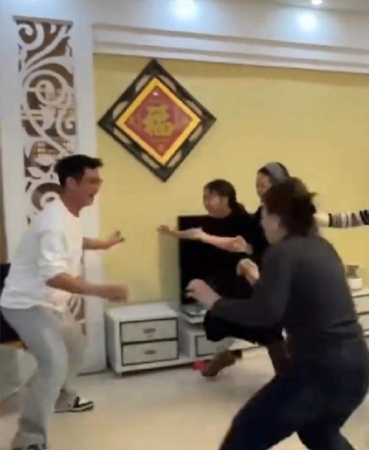 闺蜜和她同父异母的弟弟因为老爹以后跟谁合葬吵翻了。弟弟想让他亲妈和老爹葬一块，闺