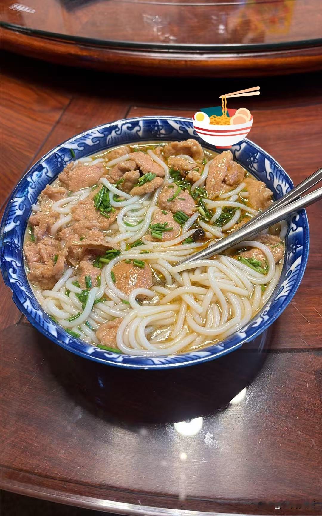 清晨的幸福感，是妈妈端来这一碗江西烫粉。粗圆的米粉浸在鲜醇的汤里，铺满滑嫩的肉片