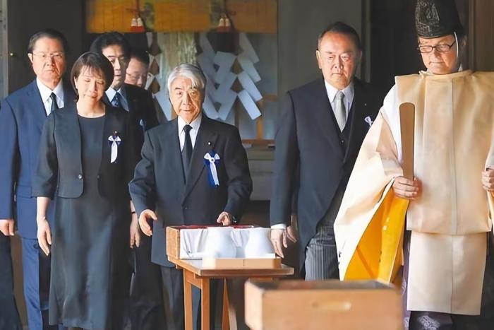 针对中日局势剑拔弩张的节骨眼儿？日本那边透露消息称，高市早苗将会在26号去“拜鬼