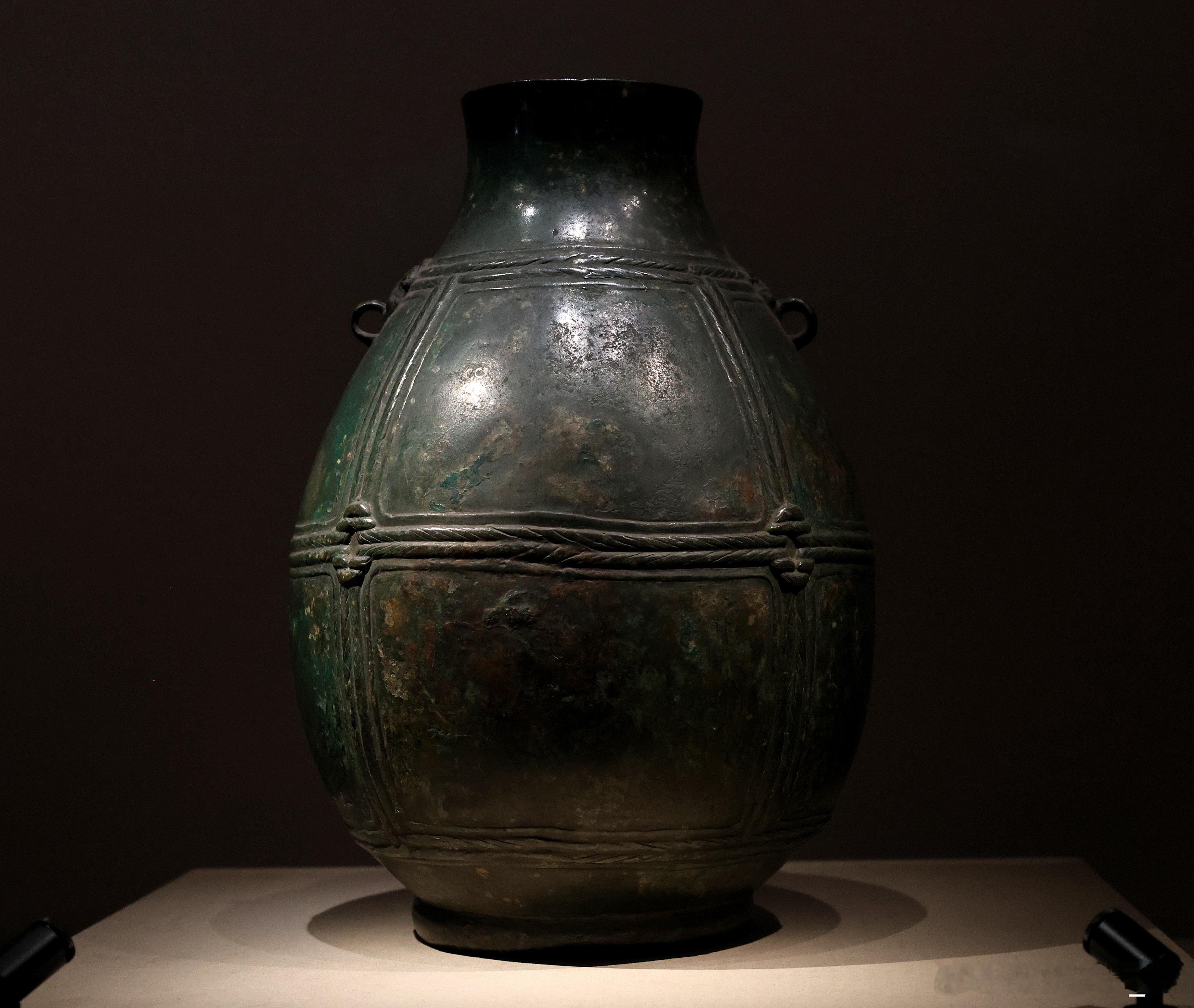 绳纹壶 战国 故宫博物院藏清宫旧藏，原南迁文物，曾存颐和园。壶呈圆体。侈口圆唇，