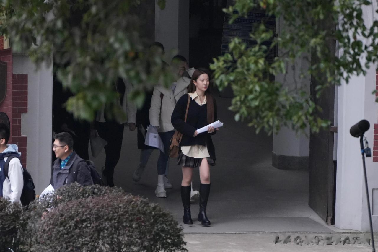 刘亦菲新剧《玫瑰故事》拍摄路透来了，穿校服装的小仙女也太美了吧，真有一种青春阳光