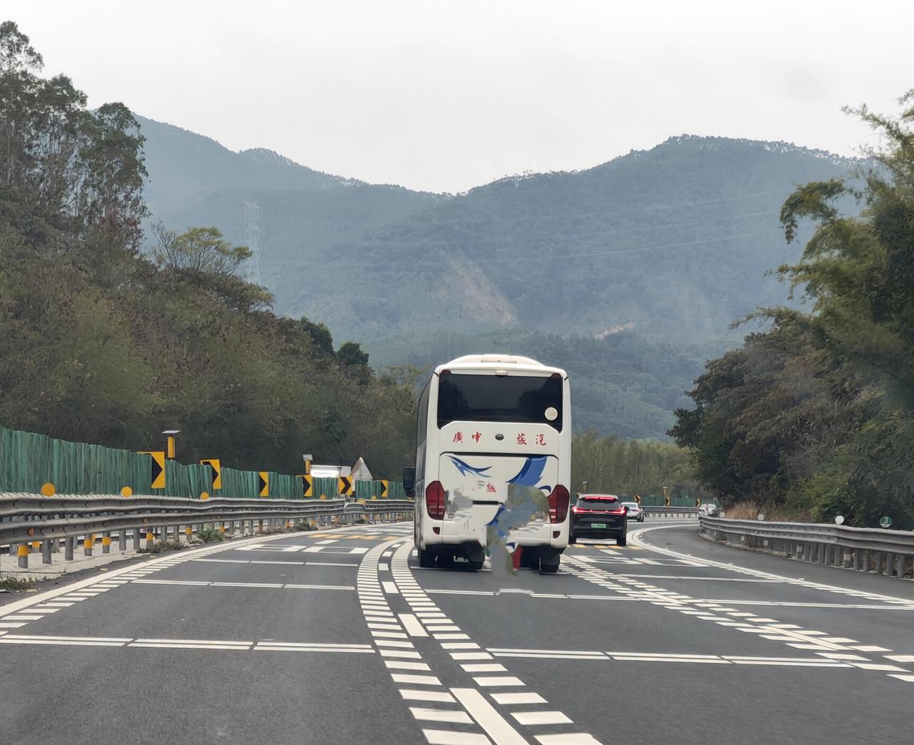 从龙门养生谷回广州的路上，粤A老司机的速度是120，后面一辆旅游大巴猛按呐叭，然