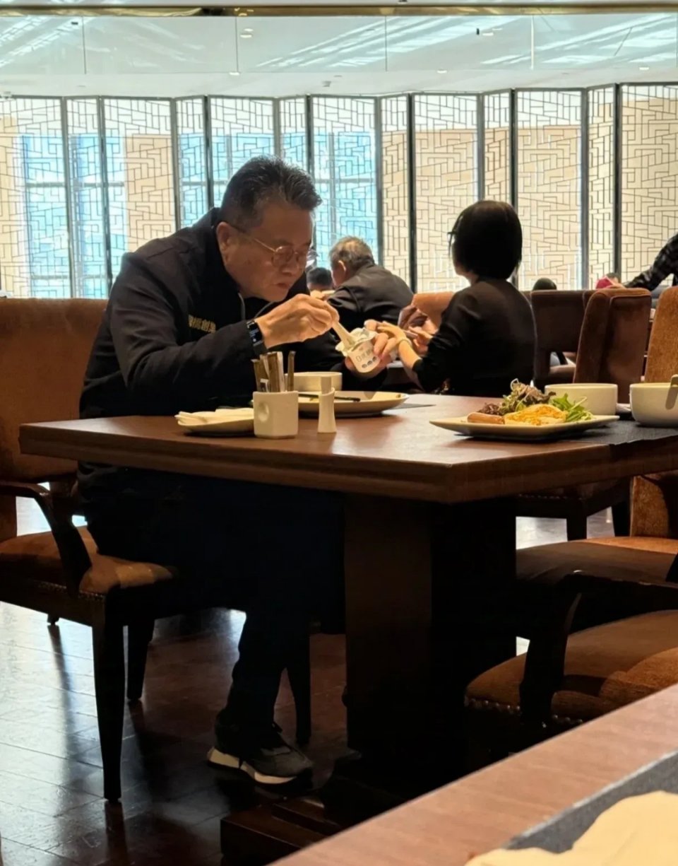 古稀之年的尹宵爷爷，应该做梦都没想到，自己这么大把年纪了，居然在网上火了，而且还