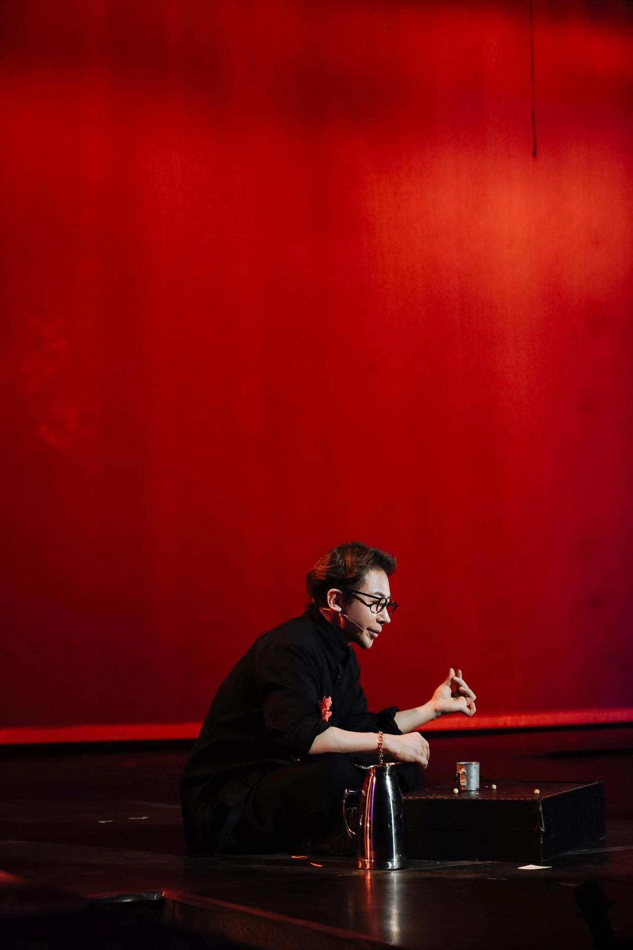 刘谦说胡兵银发第一帅自己第二帅，一句妙语，尽显风度，也巧妙地揭示了一种超越表面的