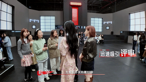 杜华往那一站自带拉票效果谁懂杜华的温柔，看到雕刻师展台冷清主动上前帮忙宣传，认真