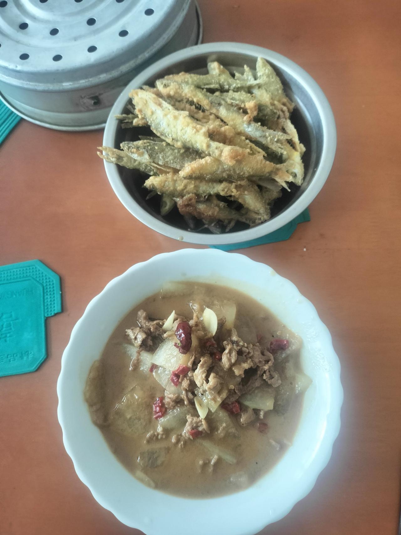 分享一下我午餐吃什么？
午餐一般来说，我自己搞自己搞，老婆在餐馆打工，儿子中午在