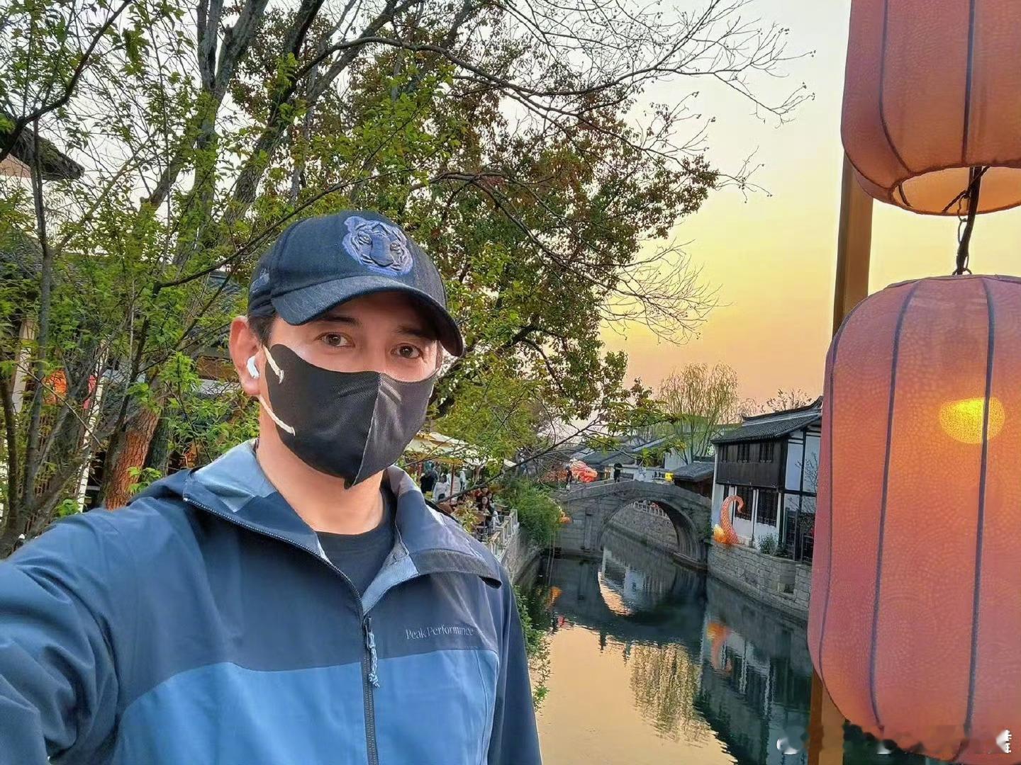 吴奇隆全副武装坐地铁吴奇隆坐地铁的画面太有生活气息了！一身简约穿搭，背着包站在车