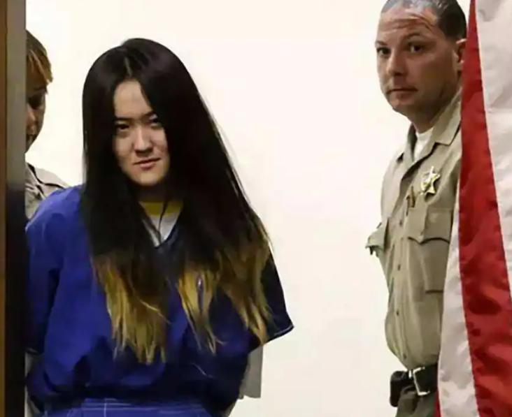 大快人心！2015年，曾拿烟头烫同学、扇耳光，赴美留学生翟云瑶在法庭上咆哮，无视