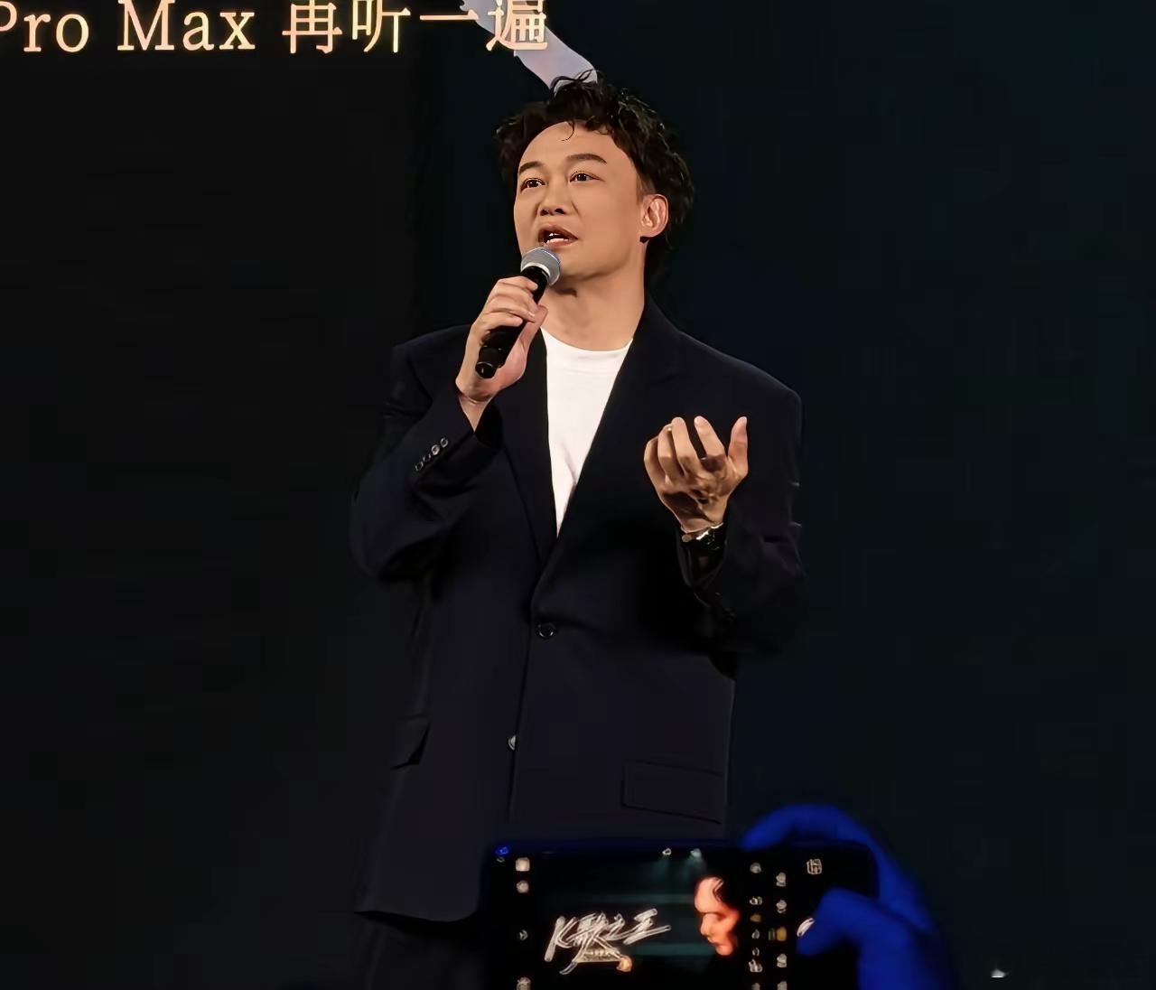 陈奕迅 50岁正是闯的年纪 哪像年过半百？分明仍是少年！演唱会的状态、眼里的光，