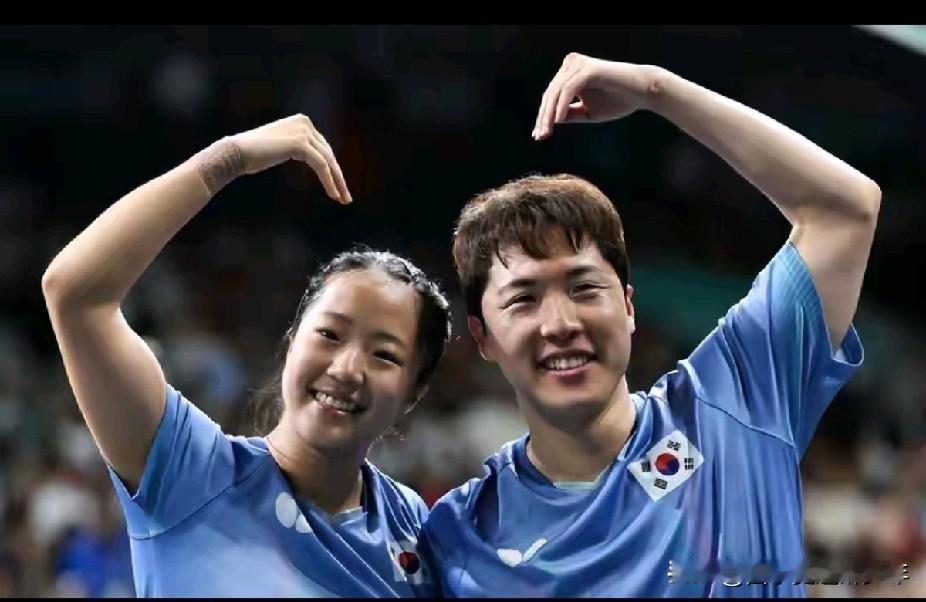 WTT香港乒乓球总决赛混双首轮，林钟勋申裕斌VS雨果/高桥布鲁娜。
  申裕斌膝