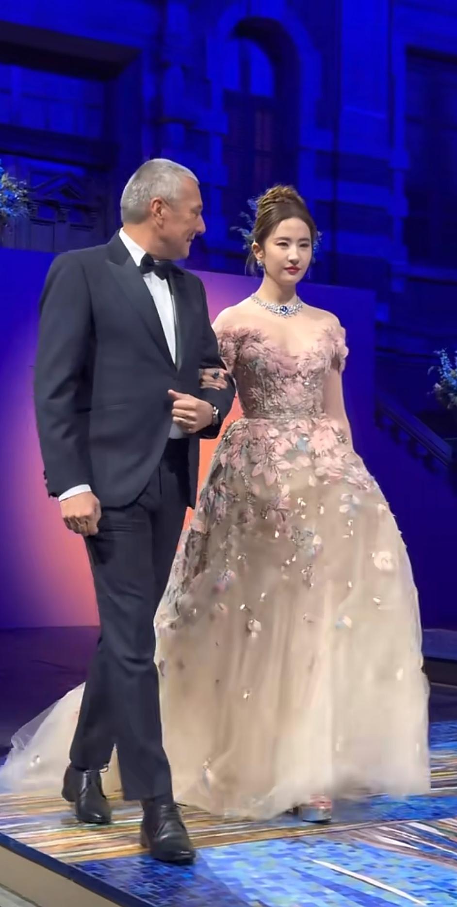 红毯上总有那么多优雅时刻让人难忘。就像赛琳娜·戈麦斯出席奥斯卡颁奖典礼红毯时，一