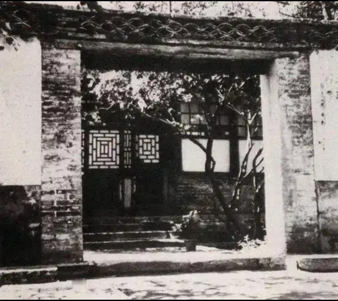 北京西城八道湾十一号院是鲁迅、周作人、周建人三兄弟于1919年购置的宅院。周作人