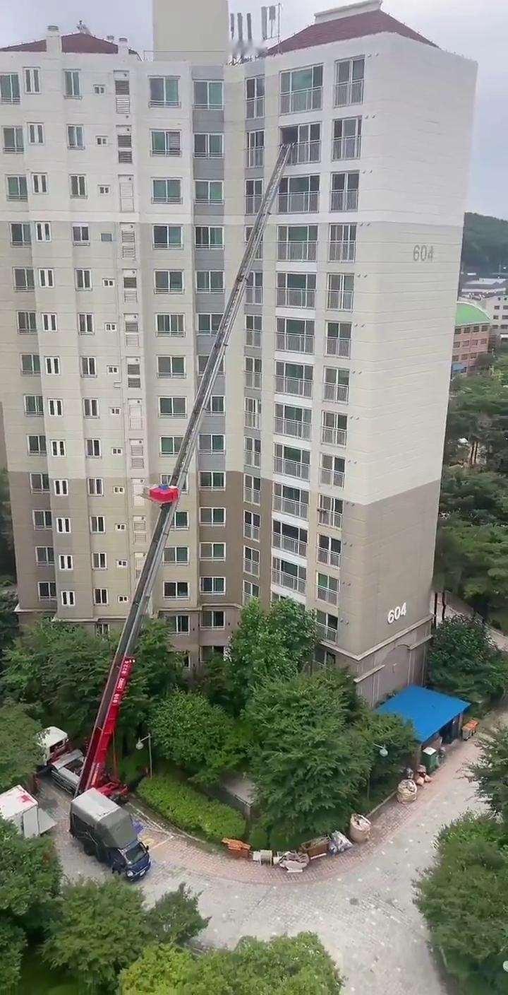 上午那家刚搬走，楼下扔了一堆家具，下午这家就搬过来。