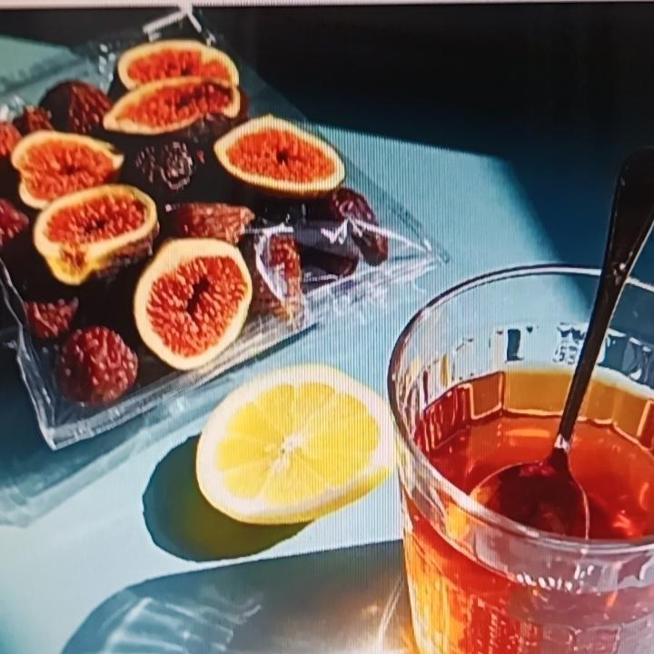 冬天干燥，嗓子干痒，气血也容易不足。这时候在杯子里加点好东西就很有必要。我常加红